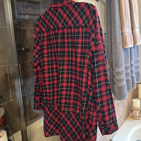 Excellent condition. Tunic button top with scalloped tail around the bottom. - Picture 5 of 7